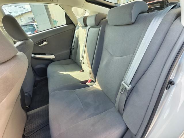 プリウス Ｓ　アイドリングストップ搭載　格納ミラー　Ｂモニタ－　ＡＵＴＯライト　インテリキー　ＨＤＤナビゲーション　デュアルエアバック　エアＢ　イモビライザー　ナビＴＶ　ＡＵＴＯエアコン　横スベリ防止　ＥＴＣ装備（17枚目）