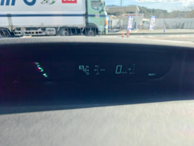 プリウス Ｓ　アイドリングストップ搭載　格納ミラー　Ｂモニタ－　ＡＵＴＯライト　インテリキー　ＨＤＤナビゲーション　デュアルエアバック　エアＢ　イモビライザー　ナビＴＶ　ＡＵＴＯエアコン　横スベリ防止　ＥＴＣ装備（22枚目）