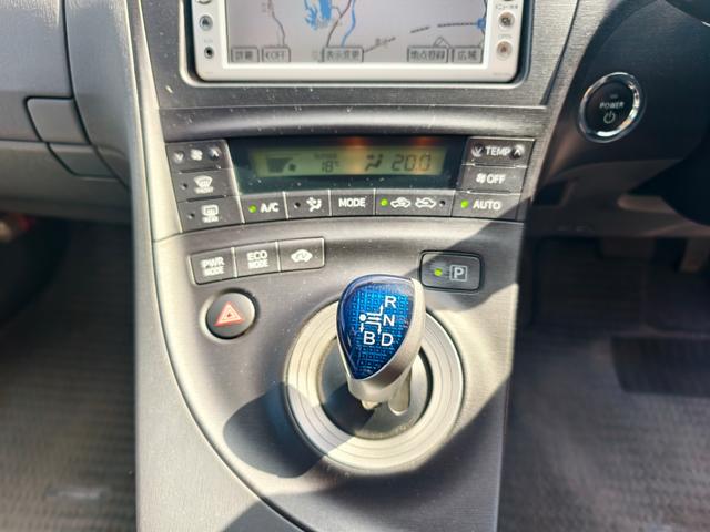 プリウス Ｓ　アイドリングストップ搭載　格納ミラー　Ｂモニタ－　ＡＵＴＯライト　インテリキー　ＨＤＤナビゲーション　デュアルエアバック　エアＢ　イモビライザー　ナビＴＶ　ＡＵＴＯエアコン　横スベリ防止　ＥＴＣ装備（27枚目）