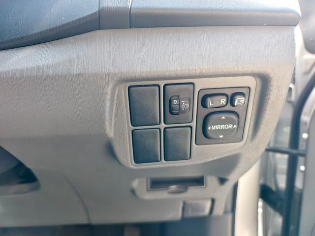 プリウス Ｓ　アイドリングストップ搭載　格納ミラー　Ｂモニタ－　ＡＵＴＯライト　インテリキー　ＨＤＤナビゲーション　デュアルエアバック　エアＢ　イモビライザー　ナビＴＶ　ＡＵＴＯエアコン　横スベリ防止　ＥＴＣ装備（30枚目）