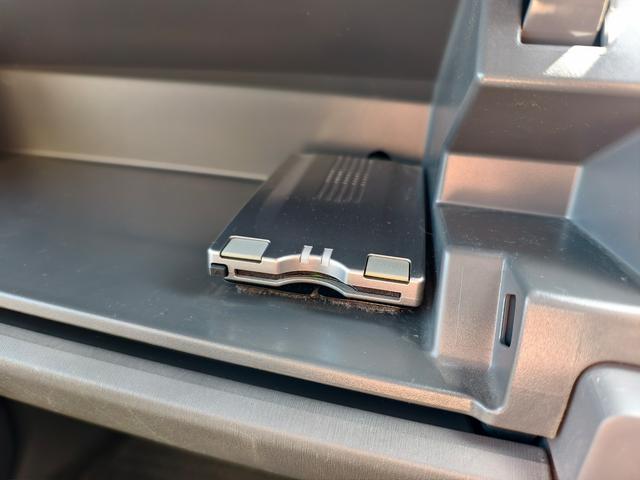 プリウス Ｓ　アイドリングストップ搭載　格納ミラー　Ｂモニタ－　ＡＵＴＯライト　インテリキー　ＨＤＤナビゲーション　デュアルエアバック　エアＢ　イモビライザー　ナビＴＶ　ＡＵＴＯエアコン　横スベリ防止　ＥＴＣ装備（33枚目）