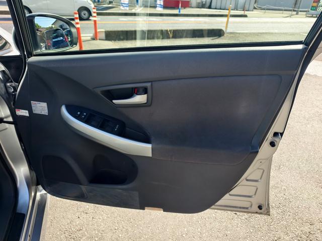 プリウス Ｓ　アイドリングストップ搭載　格納ミラー　Ｂモニタ－　ＡＵＴＯライト　インテリキー　ＨＤＤナビゲーション　デュアルエアバック　エアＢ　イモビライザー　ナビＴＶ　ＡＵＴＯエアコン　横スベリ防止　ＥＴＣ装備（36枚目）