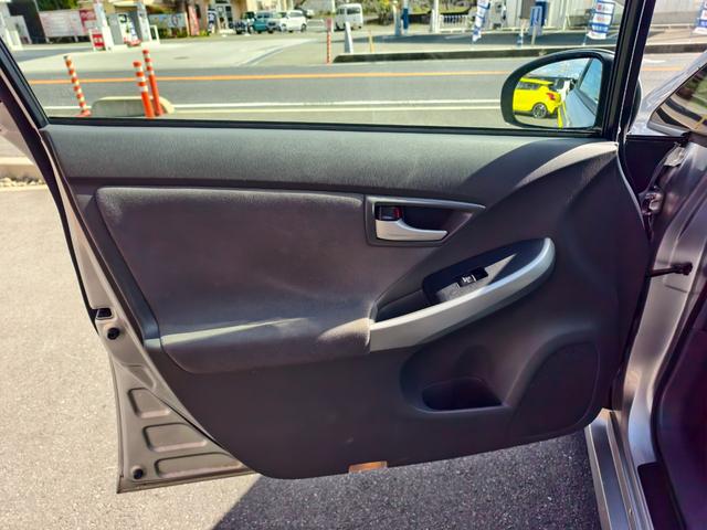 プリウス Ｓ　アイドリングストップ搭載　格納ミラー　Ｂモニタ－　ＡＵＴＯライト　インテリキー　ＨＤＤナビゲーション　デュアルエアバック　エアＢ　イモビライザー　ナビＴＶ　ＡＵＴＯエアコン　横スベリ防止　ＥＴＣ装備（37枚目）