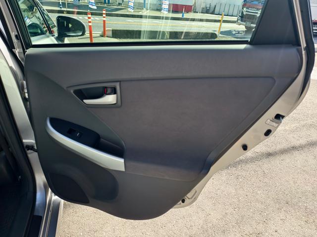 プリウス Ｓ　アイドリングストップ搭載　格納ミラー　Ｂモニタ－　ＡＵＴＯライト　インテリキー　ＨＤＤナビゲーション　デュアルエアバック　エアＢ　イモビライザー　ナビＴＶ　ＡＵＴＯエアコン　横スベリ防止　ＥＴＣ装備（38枚目）