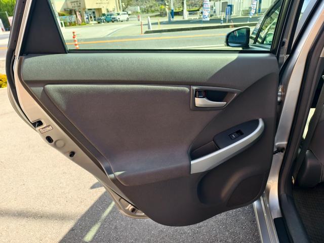 プリウス Ｓ　アイドリングストップ搭載　格納ミラー　Ｂモニタ－　ＡＵＴＯライト　インテリキー　ＨＤＤナビゲーション　デュアルエアバック　エアＢ　イモビライザー　ナビＴＶ　ＡＵＴＯエアコン　横スベリ防止　ＥＴＣ装備（39枚目）