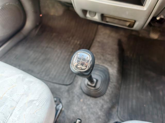 ミニカ ライラ　５速マニュアル　ワンオーナー　パワステ　衝突安全ボディ　マニュアルエアコン　手動開閉ウインドウ　純正ラジオデッキ　スペアキー（25枚目）