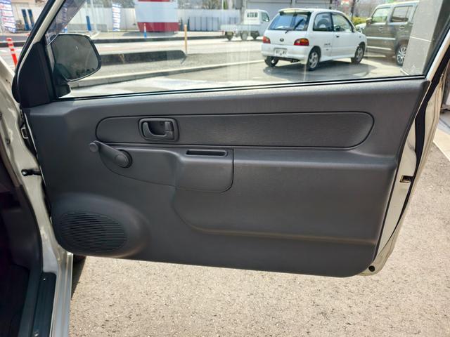 ミニカ ライラ　５速マニュアル　ワンオーナー　パワステ　衝突安全ボディ　マニュアルエアコン　手動開閉ウインドウ　純正ラジオデッキ　スペアキー（30枚目）