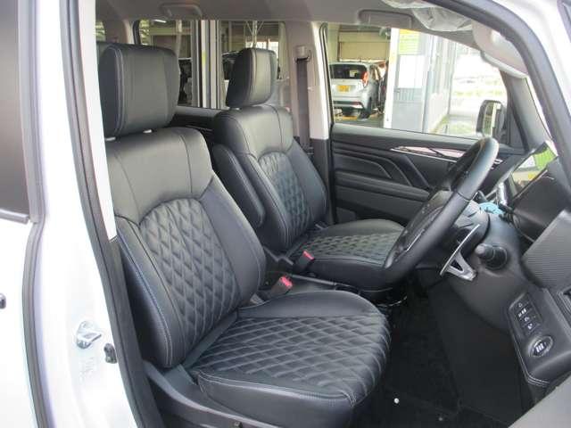 デリカD:5 ブラックエディション メモリーナビ・電動ステップ オートクルーズコントロール 両側自動スライドドア パワーバックゲート LEDヘッドランプ 4WD 電動シート スマートキー シートヒーター フルセグTV 誤発進抑制機能(4枚目)