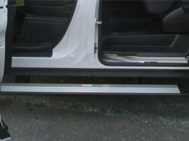 デリカD:5 ブラックエディション メモリーナビ・電動ステップ オートクルーズコントロール 両側自動スライドドア パワーバックゲート LEDヘッドランプ 4WD 電動シート スマートキー シートヒーター フルセグTV 誤発進抑制機能(8枚目)