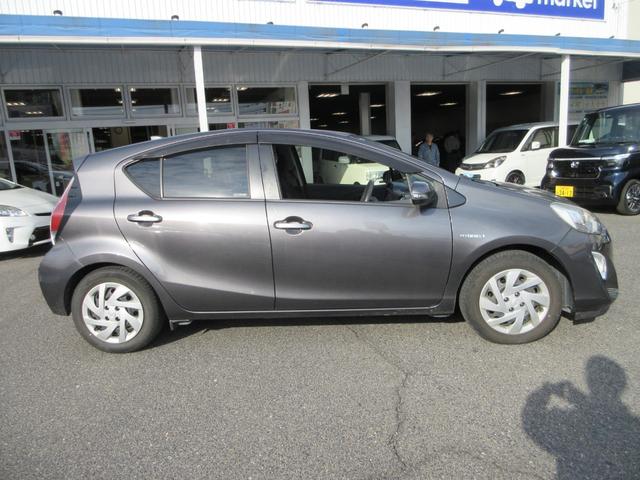 アクア S 全国1年保証 禁煙車 純正SDナビ Bluetooth接続 バックモニター コーナーセンサー 前席シートヒーター CD/SD ワンセグTV 衝突安全ボディー 運転席・助手席エアバッグ(11枚目)