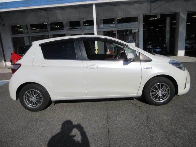 ヴィッツ ハイブリッド　ジュエラ　ユーザー下取車　ワンオーナー　禁煙車　全国１年保証　純正ＳＤナビ　Ｂｌｕｅｔｏｏｔｈ接続　バックモニター　前ドラレコ　前席シートヒーター　ＥＴＣ　フルセグＴＶ　ＣＤ／ＤＶＤ再生　車線逸脱防止機能（11枚目）