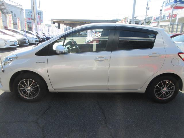 ヴィッツ ハイブリッド　ジュエラ　ユーザー下取車　ワンオーナー　禁煙車　全国１年保証　純正ＳＤナビ　Ｂｌｕｅｔｏｏｔｈ接続　バックモニター　前ドラレコ　前席シートヒーター　ＥＴＣ　フルセグＴＶ　ＣＤ／ＤＶＤ再生　車線逸脱防止機能（12枚目）