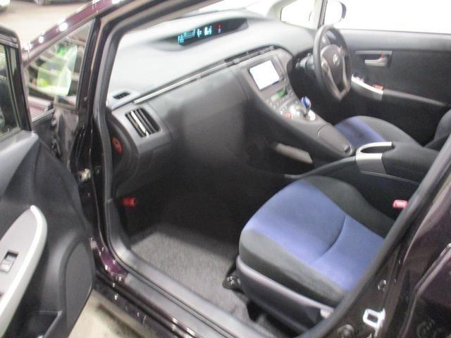 プリウス Ｓ　後期型　純正ナビ　フルセグＴＶ　バックカメラ　ＥＴＣ　ＨＩＤヘッドライト　ｂｌｕｅｔｏｏｔｈ接続　　オートエアコン　ドライブレコーダー前後　純正１５インチアルミ　スマートキー　プッシュスタート（16枚目）