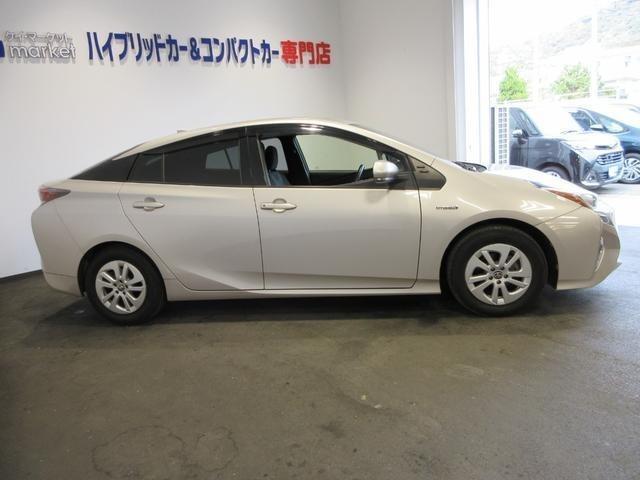 プリウス Ｓ　純正ＳＤナビ　サンルーフ　フルセグＴＶ　Ｂｌｕｅｔｏｏｔｈ接続　バックモニター　ＣＤ／ＤＶＤ　ＥＴＣ　ステアリングリモコン　ＬＥＤヘッドライト　衝突安全ボディー　盗難防止システム（9枚目）