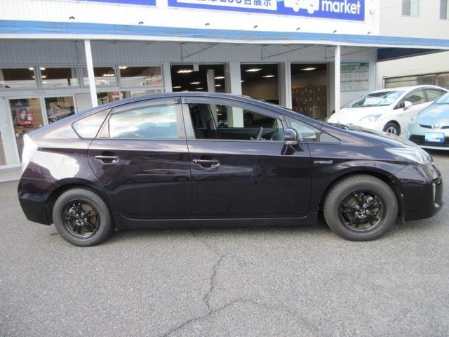 プリウス Ｓ　禁煙車　社外ＳＤナビ　Ｂｌｕｅｔｏｏｔｈ接続　バックモニター　フルセグＴＶ　ＣＤ／ＤＶＤ再生　ＥＴＣ　ステアリングリモコン　衝突安全ボディー　盗難防止システム　運転席・助手席エアバッグ（9枚目）