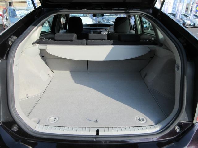 プリウス Ｓ　禁煙車　社外ＳＤナビ　Ｂｌｕｅｔｏｏｔｈ接続　バックモニター　フルセグＴＶ　ＣＤ／ＤＶＤ再生　ＥＴＣ　ステアリングリモコン　衝突安全ボディー　盗難防止システム　運転席・助手席エアバッグ（14枚目）
