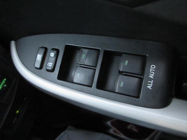 プリウス Ｓ　禁煙車　社外ＳＤナビ　Ｂｌｕｅｔｏｏｔｈ接続　バックモニター　フルセグＴＶ　ＣＤ／ＤＶＤ再生　ＥＴＣ　ステアリングリモコン　衝突安全ボディー　盗難防止システム　運転席・助手席エアバッグ（16枚目）