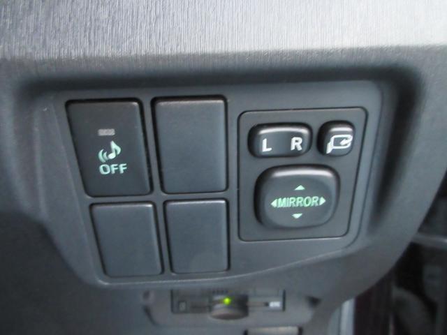 プリウス Ｓ　禁煙車　社外ＳＤナビ　Ｂｌｕｅｔｏｏｔｈ接続　バックモニター　フルセグＴＶ　ＣＤ／ＤＶＤ再生　ＥＴＣ　ステアリングリモコン　衝突安全ボディー　盗難防止システム　運転席・助手席エアバッグ（17枚目）