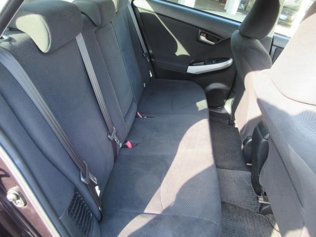 プリウス Ｓ　禁煙車　社外ＳＤナビ　Ｂｌｕｅｔｏｏｔｈ接続　バックモニター　フルセグＴＶ　ＣＤ／ＤＶＤ再生　ＥＴＣ　ステアリングリモコン　衝突安全ボディー　盗難防止システム　運転席・助手席エアバッグ（21枚目）