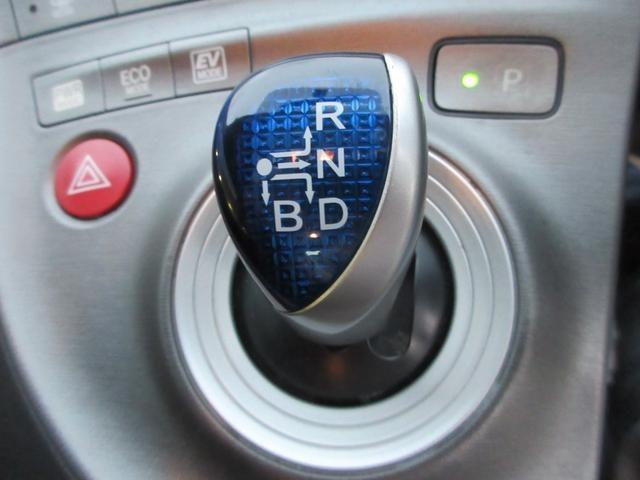 プリウス Ｓ　禁煙車　社外ＳＤナビ　Ｂｌｕｅｔｏｏｔｈ接続　バックモニター　フルセグＴＶ　ＣＤ／ＤＶＤ再生　ＥＴＣ　ステアリングリモコン　衝突安全ボディー　盗難防止システム　運転席・助手席エアバッグ（24枚目）