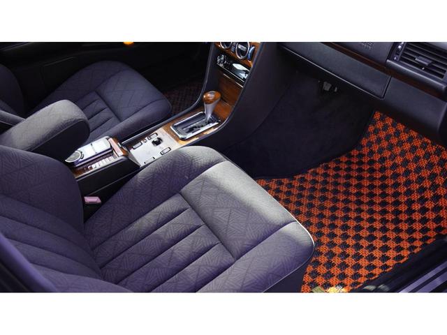 Ｅクラス Ｅ２８０　Ｅクラス　Ｗ１２４　ＩＤＥＡＬエアサス　１８ｉｎｃアルミホイール　パイオニアヘッドユニット　ａｕｄｉｓｏｎスピーカー・マルチ４ｃｈ出力　サブウーハー　ＫＡＲＯマット　オリジナルマフラー（6枚目）