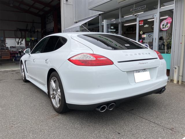 パナメーラ ベースグレード TV クリアランスソナー オートクルーズコントロール アルミホイール HID パワーシート 革シート キーレスエントリー アイドリングストップ 電動格納ミラー シートヒーター AT 盗難防止システム(4枚目)