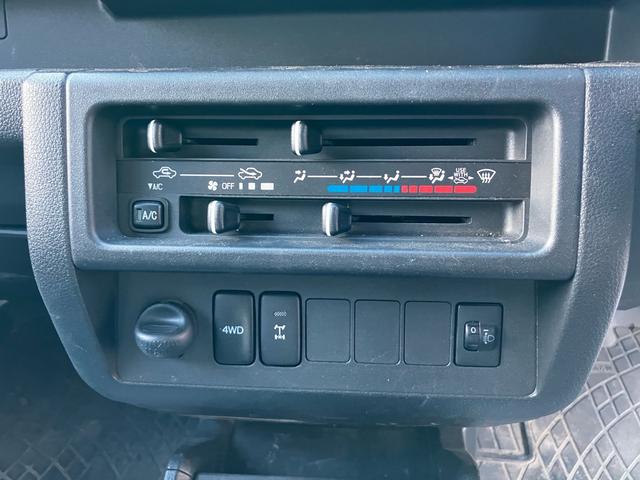 ハイゼットトラック エクストラ ワンオーナー 4WD 5速MT CD ミュージックプレイヤー接続可 LEDヘッドライト キーレスエントリー 作業灯 記録簿 エアコン パワーステアリング パワーウィンドウ 運転席・助手席エアバック(11枚目)