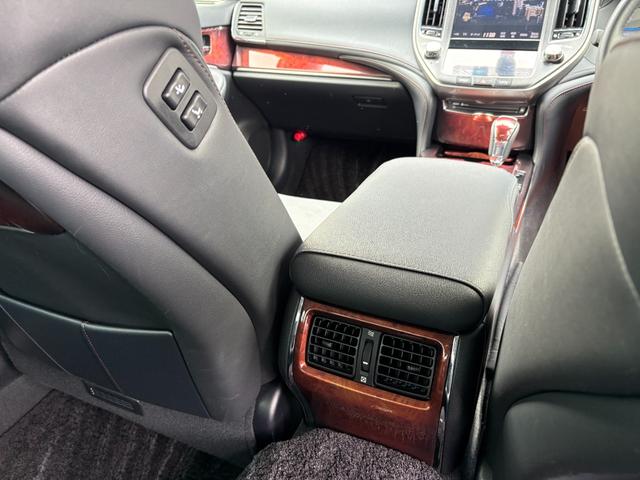 クラウンマジェスタ Ｆバージョン　ワンオーナー／純正ナビフルセグＴＶ／ブラインドスポットモニター／前後席シートヒーター／ベンチレーション（運転席・助手席）／パワーシート／リアウィンドウ電動シェード／全ドアイージークローザー／サンルーフ（46枚目）