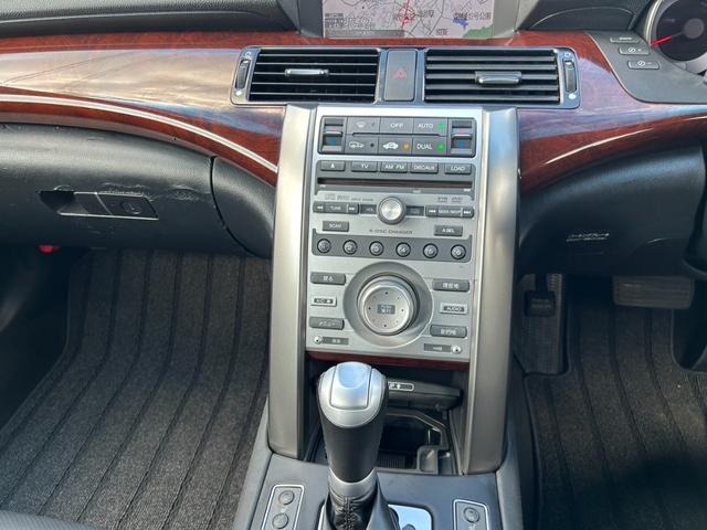 レジェンド ベースグレード　黒レザーシート　４ＷＤ　スマートキー　純正ナビ　ＣＤ＆ＤＶＤ再生　バックカメラ　ＥＴＣ　前席シートヒーター　前席パワーシート　パドルシフト　純正アルミ（27枚目）