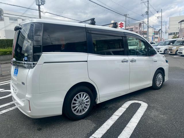 ヴォクシー ハイブリッドＶ　純正９インチナビ／ＴＶ／Ｂｌｕｅｔｏｏｔｈ／バックカメラ／両側パワースライドドア／フリップダウンモニター／純正アルミ／クルーズコントロール／ＥＴＣ／シートヒーター／セーフティーセンス（6枚目）