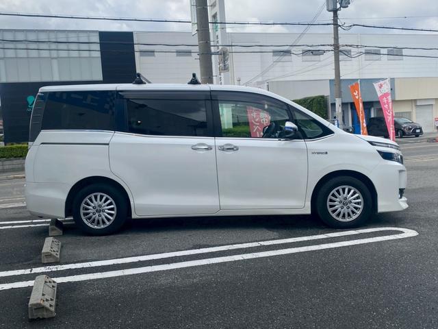 ヴォクシー ハイブリッドＶ　純正９インチナビ／ＴＶ／Ｂｌｕｅｔｏｏｔｈ／バックカメラ／両側パワースライドドア／フリップダウンモニター／純正アルミ／クルーズコントロール／ＥＴＣ／シートヒーター／セーフティーセンス（7枚目）