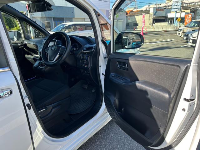 ヴォクシー ハイブリッドＶ　純正９インチナビ／ＴＶ／Ｂｌｕｅｔｏｏｔｈ／バックカメラ／両側パワースライドドア／フリップダウンモニター／純正アルミ／クルーズコントロール／ＥＴＣ／シートヒーター／セーフティーセンス（26枚目）