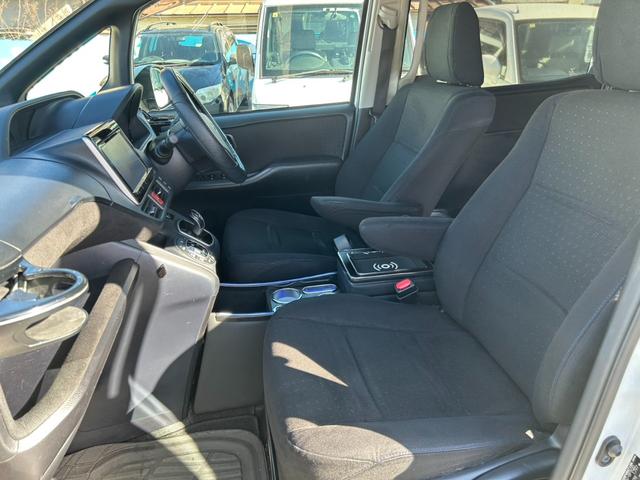 ヴォクシー ハイブリッドＶ　純正９インチナビ／ＴＶ／Ｂｌｕｅｔｏｏｔｈ／バックカメラ／両側パワースライドドア／フリップダウンモニター／純正アルミ／クルーズコントロール／ＥＴＣ／シートヒーター／セーフティーセンス（29枚目）