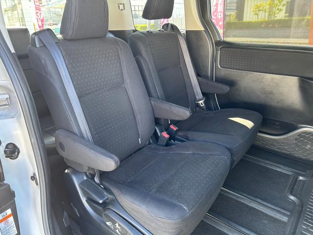 ヴォクシー ハイブリッドＶ　純正９インチナビ／ＴＶ／Ｂｌｕｅｔｏｏｔｈ／バックカメラ／両側パワースライドドア／フリップダウンモニター／純正アルミ／クルーズコントロール／ＥＴＣ／シートヒーター／セーフティーセンス（30枚目）