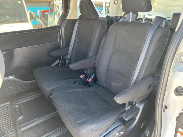 ヴォクシー ハイブリッドＶ　純正９インチナビ／ＴＶ／Ｂｌｕｅｔｏｏｔｈ／バックカメラ／両側パワースライドドア／フリップダウンモニター／純正アルミ／クルーズコントロール／ＥＴＣ／シートヒーター／セーフティーセンス（31枚目）