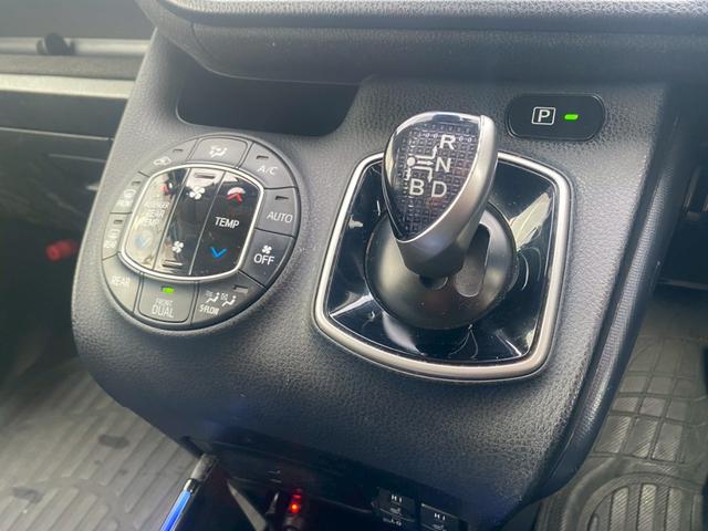 ヴォクシー ハイブリッドＶ　純正９インチナビ／ＴＶ／Ｂｌｕｅｔｏｏｔｈ／バックカメラ／両側パワースライドドア／フリップダウンモニター／純正アルミ／クルーズコントロール／ＥＴＣ／シートヒーター／セーフティーセンス（38枚目）