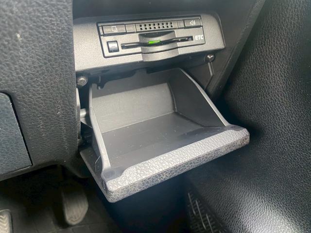 ヴォクシー ハイブリッドＶ　純正９インチナビ／ＴＶ／Ｂｌｕｅｔｏｏｔｈ／バックカメラ／両側パワースライドドア／フリップダウンモニター／純正アルミ／クルーズコントロール／ＥＴＣ／シートヒーター／セーフティーセンス（39枚目）