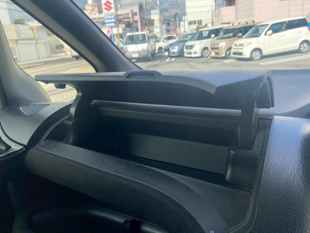 ヴォクシー ハイブリッドＶ　純正９インチナビ／ＴＶ／Ｂｌｕｅｔｏｏｔｈ／バックカメラ／両側パワースライドドア／フリップダウンモニター／純正アルミ／クルーズコントロール／ＥＴＣ／シートヒーター／セーフティーセンス（43枚目）