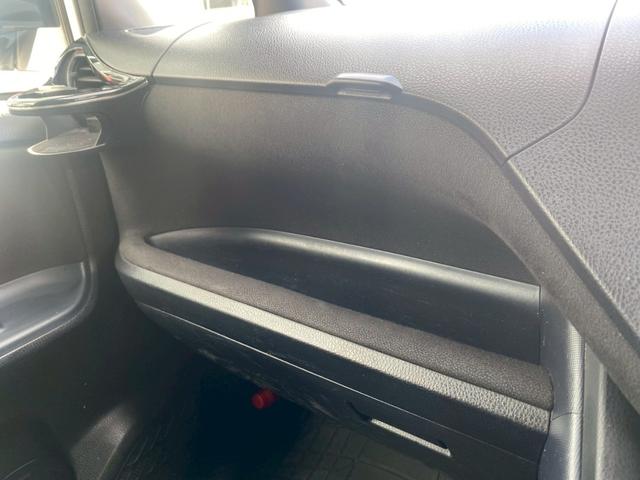 ヴォクシー ハイブリッドＶ　純正９インチナビ／ＴＶ／Ｂｌｕｅｔｏｏｔｈ／バックカメラ／両側パワースライドドア／フリップダウンモニター／純正アルミ／クルーズコントロール／ＥＴＣ／シートヒーター／セーフティーセンス（44枚目）