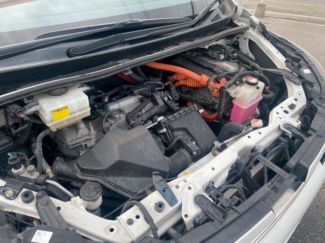 ヴォクシー ハイブリッドＶ　純正９インチナビ／ＴＶ／Ｂｌｕｅｔｏｏｔｈ／バックカメラ／両側パワースライドドア／フリップダウンモニター／純正アルミ／クルーズコントロール／ＥＴＣ／シートヒーター／セーフティーセンス（60枚目）