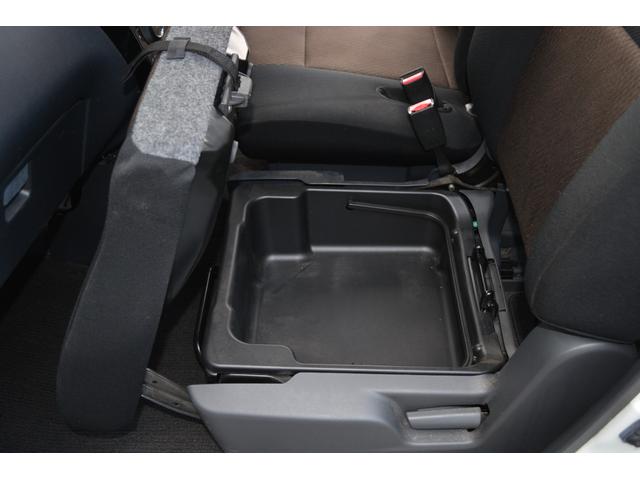 助手席シートの座面下には大容量の収納ＢＯＸが装備されております！　普段あまり使わない荷物の収納に大変便利です！