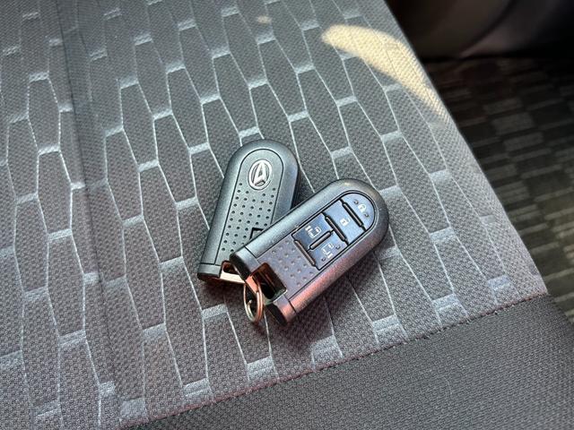 【スマートキー】キーをポケットに入れたままでもドアのロック＆アンロックができるので、小さなお子様の乗り降り、雨の日や荷物の多い日にも大活躍！