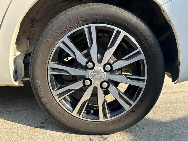 スタイリッシュな【純正アルミホイール】！鉄よりも軽く燃費にも優しいです