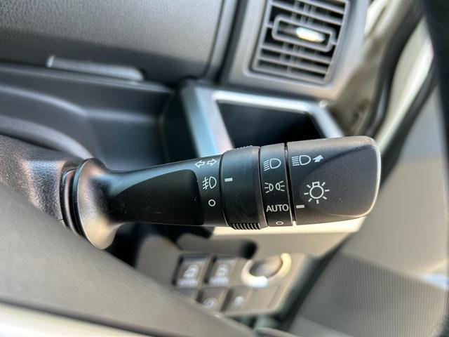 【オートライト】周囲の明るさに合わせてライトの点灯／消灯を自動的に行ってくれる装置です。ライトの消し忘れが無いので安心です。