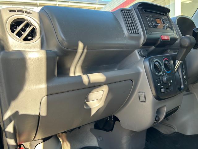 ミニキャブバン ブラボー　ＣＤオーディオ　キーレス　スペアキー　ＥＴＣ　４ＡＴ　電格ミラー　パワーウィンドウ　エアコン　アームレスト　オールテレーンタイヤ　シガーソケット　ヘッドライトレベライザー　車検整備付き（52枚目）