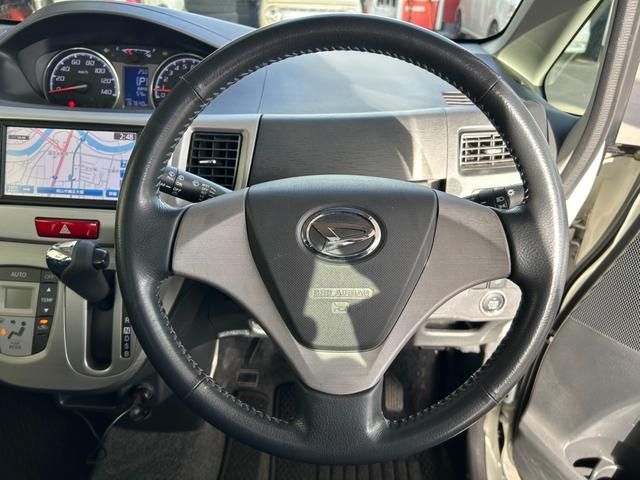 ムーヴ カスタム　Ｘリミテッド　ユーザー買取車　純正ナビ　バックモニター　ワンセグＴＶ　スマートキー　プッシュスタート　ドライブレコーダー　ＨＩＤヘッドライト　オートエアコン　エコアイドル　純正１４インチＡＷ　車検令和９年４月（4枚目）