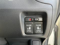 【両側電動スライドドア】狭い場所でもドアを全開にでき、チャイルドロックを使っても運転席のスイッチを操作するだけでドアの開け閉めが可能です 3