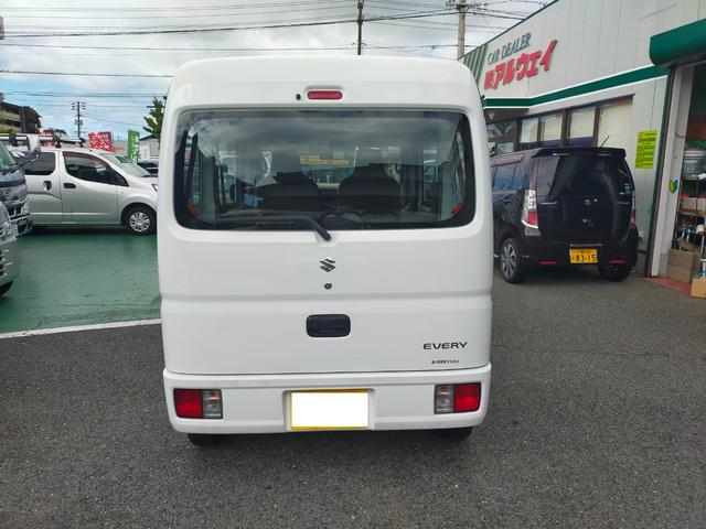 にぎやかなスタッフが自慢の当店！店舗看板にはスタッフの写真も。お客様に安心してご来店いただけるような店舗作りを行っております。