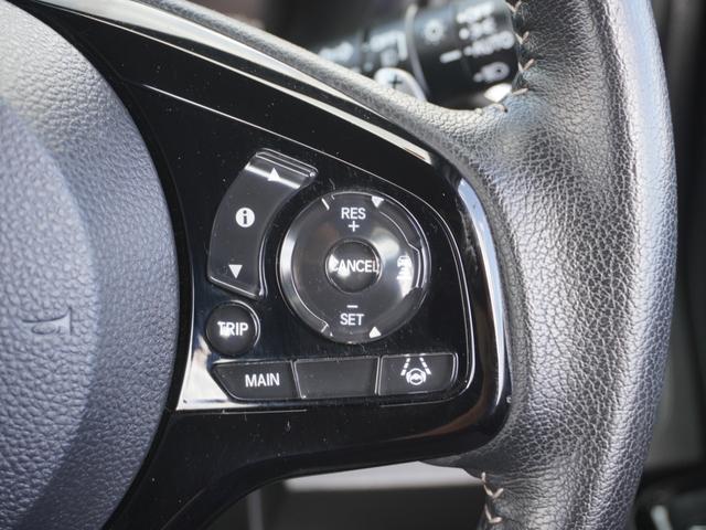 【アダプティブクルーズコントロール】ステアリングのスイッチを操作するとミリ波レーダーで先行車との距離を測定。設定を適切に保ちながら加速・減速、さらに停止まで自動に追従します。