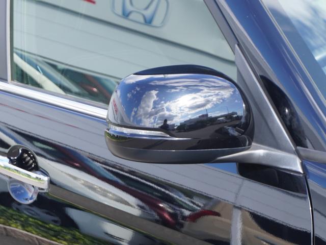 【ドアミラーウインカー】ドアミラーにウインカーを装備しています。対向車に自身の進行方向を合図し安全に運転できます。